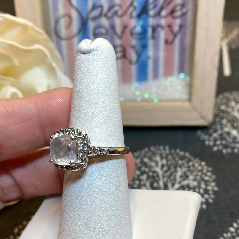 Elegant Silver Ring with Clear Gemstone - Picture 3 of 7